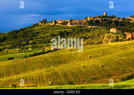 Blick auf den Sonnenuntergang von Monticchiello Stockfoto