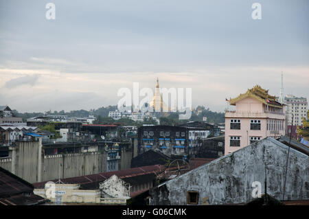 Aussicht auf die Shwedagon-Pagode in Yangon, Birma Stockfoto