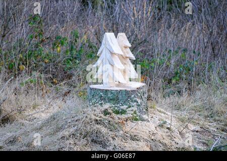 Weihnachtsbaum in der Baum-Stamm-Kunst im Wald Stockfoto