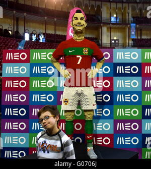 Lissabon, Portugal. 29. April 2016. Ein Junge stellt mit der riesigen Lego-Konstruktionen von Portugals größte Fußballstar Cristiano Ronaldo während der LEGO-Ausstellung in Lissabon, Portugal, 29. April 2016. Die LEGO-Ausstellung, die vom 23. April bis 1 Mai läuft, zeigt mehrere hundert neue Kreationen von mehr als 30 LEGO-Fans an die Öffentlichkeit. Bildnachweis: Zhang Liyun/Xinhua/Alamy Live-Nachrichten Stockfoto