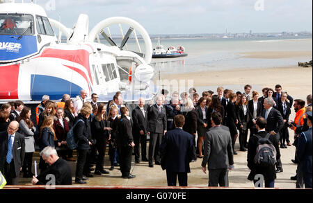 Ryde, Isle Of Wight, UK. 29. April 2016. HRH The Earl of Wessex besucht Hovertravel, die weltweit einzige Hovercraft Passagierservice, um aus erster Hand sehen, die Macht der Unterschied der Duke of Edinburgh Award (DofE) für junge Menschen und Gemeinschaften auf der Isle Of Wight.    Die Nächstenliebe feiert ihr Diamant-Jubiläum in diesem Jahr haben dazu beigetragen, um die Leben von Millionen junger Menschen in Großbritannien und auf der ganzen Welt zu verwandeln, seit der Gründung im Jahr 1956. Bildnachweis: Uknip/Alamy Live-Nachrichten Stockfoto