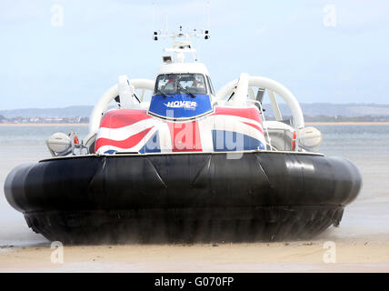 Ryde, Isle Of Wight, UK. 29. April 2016. HRH The Earl of Wessex besucht Hovertravel, die weltweit einzige Hovercraft Passagierservice, um aus erster Hand sehen, die Macht der Unterschied der Duke of Edinburgh Award (DofE) für junge Menschen und Gemeinschaften auf der Isle Of Wight.    Die Nächstenliebe feiert ihr Diamant-Jubiläum in diesem Jahr haben dazu beigetragen, um die Leben von Millionen junger Menschen in Großbritannien und auf der ganzen Welt zu verwandeln, seit der Gründung im Jahr 1956. Bildnachweis: Uknip/Alamy Live-Nachrichten Stockfoto