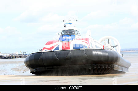 Ryde, Isle Of Wight, UK. 29. April 2016. HRH The Earl of Wessex besucht Hovertravel, die weltweit einzige Hovercraft Passagierservice, um aus erster Hand sehen, die Macht der Unterschied der Duke of Edinburgh Award (DofE) für junge Menschen und Gemeinschaften auf der Isle Of Wight.    Die Nächstenliebe feiert ihr Diamant-Jubiläum in diesem Jahr haben dazu beigetragen, um die Leben von Millionen junger Menschen in Großbritannien und auf der ganzen Welt zu verwandeln, seit der Gründung im Jahr 1956. Bildnachweis: Uknip/Alamy Live-Nachrichten Stockfoto