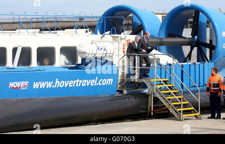 Ryde, Isle Of Wight, UK. 29. April 2016. HRH The Earl of Wessex besucht Hovertravel, die weltweit einzige Hovercraft Passagierservice, um aus erster Hand sehen, die Macht der Unterschied der Duke of Edinburgh Award (DofE) für junge Menschen und Gemeinschaften auf der Isle Of Wight.    Die Nächstenliebe feiert ihr Diamant-Jubiläum in diesem Jahr haben dazu beigetragen, um die Leben von Millionen junger Menschen in Großbritannien und auf der ganzen Welt zu verwandeln, seit der Gründung im Jahr 1956. Bildnachweis: Uknip/Alamy Live-Nachrichten Stockfoto