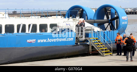 Ryde, Isle Of Wight, UK. 29. April 2016. HRH The Earl of Wessex besucht Hovertravel, die weltweit einzige Hovercraft Passagierservice, um aus erster Hand sehen, die Macht der Unterschied der Duke of Edinburgh Award (DofE) für junge Menschen und Gemeinschaften auf der Isle Of Wight.    Die Nächstenliebe feiert ihr Diamant-Jubiläum in diesem Jahr haben dazu beigetragen, um die Leben von Millionen junger Menschen in Großbritannien und auf der ganzen Welt zu verwandeln, seit der Gründung im Jahr 1956. Bildnachweis: Uknip/Alamy Live-Nachrichten Stockfoto