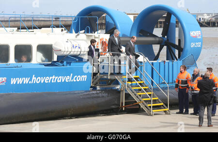 Ryde, Isle Of Wight, UK. 29. April 2016. HRH The Earl of Wessex besucht Hovertravel, die weltweit einzige Hovercraft Passagierservice, um aus erster Hand sehen, die Macht der Unterschied der Duke of Edinburgh Award (DofE) für junge Menschen und Gemeinschaften auf der Isle Of Wight.    Die Nächstenliebe feiert ihr Diamant-Jubiläum in diesem Jahr haben dazu beigetragen, um die Leben von Millionen junger Menschen in Großbritannien und auf der ganzen Welt zu verwandeln, seit der Gründung im Jahr 1956. Bildnachweis: Uknip/Alamy Live-Nachrichten Stockfoto