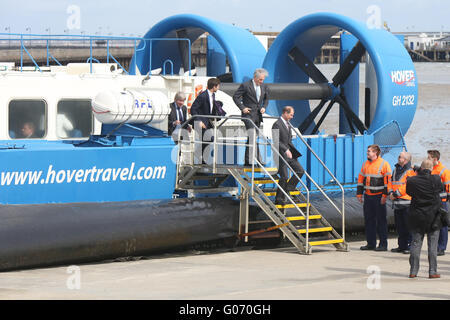 Ryde, Isle Of Wight, UK. 29. April 2016. HRH The Earl of Wessex besucht Hovertravel, die weltweit einzige Hovercraft Passagierservice, um aus erster Hand sehen, die Macht der Unterschied der Duke of Edinburgh Award (DofE) für junge Menschen und Gemeinschaften auf der Isle Of Wight.    Die Nächstenliebe feiert ihr Diamant-Jubiläum in diesem Jahr haben dazu beigetragen, um die Leben von Millionen junger Menschen in Großbritannien und auf der ganzen Welt zu verwandeln, seit der Gründung im Jahr 1956. Bildnachweis: Uknip/Alamy Live-Nachrichten Stockfoto