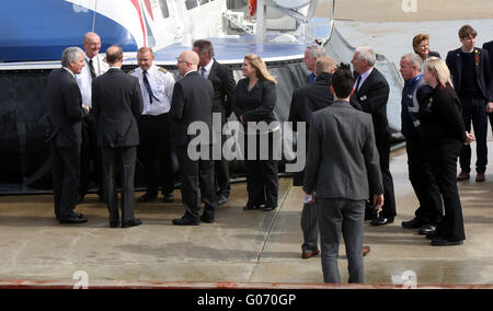 Ryde, Isle Of Wight, UK. 29. April 2016. HRH The Earl of Wessex besucht Hovertravel, die weltweit einzige Hovercraft Passagierservice, um aus erster Hand sehen, die Macht der Unterschied der Duke of Edinburgh Award (DofE) für junge Menschen und Gemeinschaften auf der Isle Of Wight.    Die Nächstenliebe feiert ihr Diamant-Jubiläum in diesem Jahr haben dazu beigetragen, um die Leben von Millionen junger Menschen in Großbritannien und auf der ganzen Welt zu verwandeln, seit der Gründung im Jahr 1956. Bildnachweis: Uknip/Alamy Live-Nachrichten Stockfoto