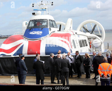 Ryde, Isle Of Wight, UK. 29. April 2016. HRH The Earl of Wessex besucht Hovertravel, die weltweit einzige Hovercraft Passagierservice, um aus erster Hand sehen, die Macht der Unterschied der Duke of Edinburgh Award (DofE) für junge Menschen und Gemeinschaften auf der Isle Of Wight.    Die Nächstenliebe feiert ihr Diamant-Jubiläum in diesem Jahr haben dazu beigetragen, um die Leben von Millionen junger Menschen in Großbritannien und auf der ganzen Welt zu verwandeln, seit der Gründung im Jahr 1956. Bildnachweis: Uknip/Alamy Live-Nachrichten Stockfoto