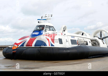 Ryde, Isle Of Wight, UK. 29. April 2016. HRH The Earl of Wessex besucht Hovertravel, die weltweit einzige Hovercraft Passagierservice, um aus erster Hand sehen, die Macht der Unterschied der Duke of Edinburgh Award (DofE) für junge Menschen und Gemeinschaften auf der Isle Of Wight.    Die Nächstenliebe feiert ihr Diamant-Jubiläum in diesem Jahr haben dazu beigetragen, um die Leben von Millionen junger Menschen in Großbritannien und auf der ganzen Welt zu verwandeln, seit der Gründung im Jahr 1956. Bildnachweis: Uknip/Alamy Live-Nachrichten Stockfoto