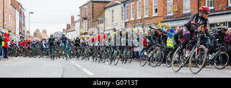 Die tour de Yorkshire 2016 Radrennen Reiten durch die High Street Market Weighton. Stockfoto