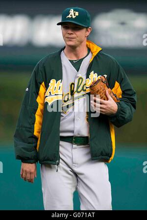 Detroit, Michigan, USA. 27. April 2016. Oakland Athletics Krug Sonny grau (54) bei MLB Spielaktion zwischen Oakland Athletik und die Detroit Tigers im Comerica Park in Detroit, Michigan. Die Tiger besiegte die Leichtathletik 9-4. John Mersits/CSM/Alamy Live-Nachrichten Stockfoto