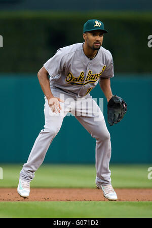 Detroit, Michigan, USA. 27. April 2016. Oakland Athletics Shortstop Marcus Semien (10) während der MLB Spielaktion zwischen Oakland Athletik und die Detroit Tigers im Comerica Park in Detroit, Michigan. Die Tiger besiegte die Leichtathletik 9-4. John Mersits/CSM/Alamy Live-Nachrichten Stockfoto