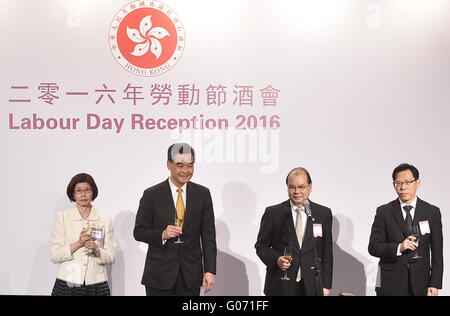 Hong Kong, China. 29. April 2016. Hong Kong spezielle Administrative Region Chief Executive Leung Chun-Ying (2. L) nimmt den Tag der Arbeit Rezeption 2016 mit Gästen in Hongkong, Südchina, 29. April 2016. © Ng Wing Kin/Xinhua/Alamy Live-Nachrichten Stockfoto