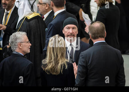 Vatikanstadt, Vatikan. 29. April 2016. U2-Gitarrist "The Edge" besucht ein spezielles Publikum feiert von Papst Francis mit Teilnehmern auf einem Kongress über den Fortschritt der regenerativen Medizin und seine kulturelle Auswirkung in der Paul VI-Halle in der Vatikanstadt, Vatikan. Bildnachweis: Giuseppe Ciccia/Pacific Press/Alamy Live-Nachrichten Stockfoto