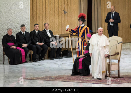 Vatikanstadt, Vatikan. 29. April 2016. Papst Francis feiert ein spezielles Publikum mit Teilnehmern auf einem Kongress über die Fortschritte der regenerativen Medizin und seine kulturelle Auswirkung in der Paul VI-Halle in der Vatikanstadt, Vatikan. Bildnachweis: Giuseppe Ciccia/Pacific Press/Alamy Live-Nachrichten Stockfoto