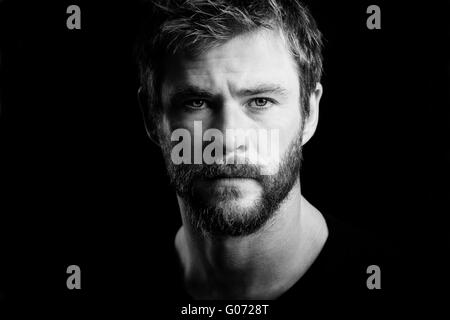 Fidschi-Inseln. 19. April 2016. Schwarz / weiß Porträt der australische Schauspieler CHRIS HEMSWORTH während des Urlaubs. Hemsworth Sterne in dem neuen Film "The Huntsman: Winter Krieg" © Russ Hoover/A-Frame/ZUMAPRESS.com/Alamy Live News Stockfoto