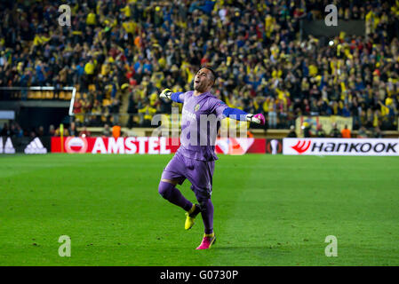 Villarreal, Spanien. 28. April 2016. Sergio Asenjo feiert ein Last-Minute-Tor in der Europa League Halbfinalspiel zwischen Villarreal CF und FC Liverpool im Stadion El Madrigal am 28. April 2016 in Villarreal, Spanien. Bildnachweis: Christian Bertrand/Alamy Live-Nachrichten Stockfoto