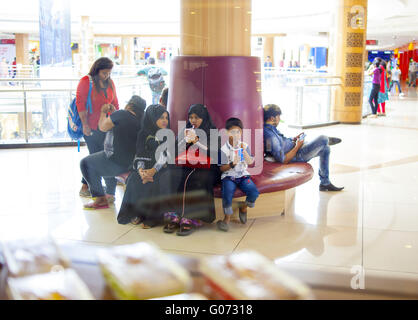 19. April 2016 - Mumbai, Maharashtra, Indien - 19. April 2016 - Mumbai - Indien... Indische Familie genießt Fast-Food im Food Court in Inorbit Mall in Mumbai... Die Restaurant-Szene in Indien entwickelt sich rasch. Neue Restaurants eröffnen ständig, wie Unternehmen versuchen, die CountryÃ•s nutzen steigenden Wohlstand und eine aufkeimende junge und besser reiste Bevölkerung. Indien wurde lange von No-Name Restaurants dominiert vor allem nördlich Inder und südindische Speisen. Aber es gibt ein immer größer werdende Appetit für die namhaften Ketten und internationale und heimische Cafés und hip in ungezwungener Atmosphäre Stockfoto