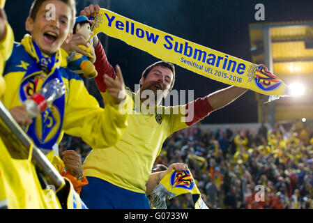 Villarreal, Spanien. 28. April 2016. Fans bei der Europa-League-Halbfinale Spiel zwischen Villarreal CF und FC Liverpool im Stadion El Madrigal am 28. April 2016 in Villarreal, Spanien. Bildnachweis: Christian Bertrand/Alamy Live-Nachrichten Stockfoto