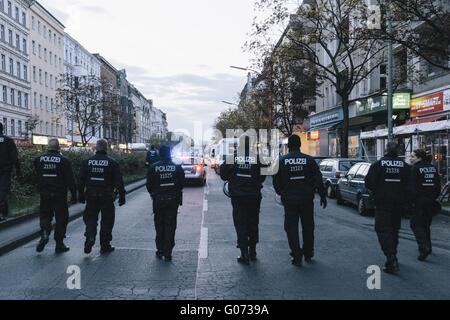 Berlin, Berlin, Deutschland. 29. April 2016. Demonstranten während der Rallye 130. Jahrestag der Haymarket Massacre in Neukölln und Kreuzberg, Berlin. Die Demonstration ist eine Gegenveranstaltung zur jährlichen MyFest und konkurrierenden Kundgebung am 1. Mai. Bildnachweis: Jan Scheunert/ZUMA Draht/Alamy Live-Nachrichten Stockfoto