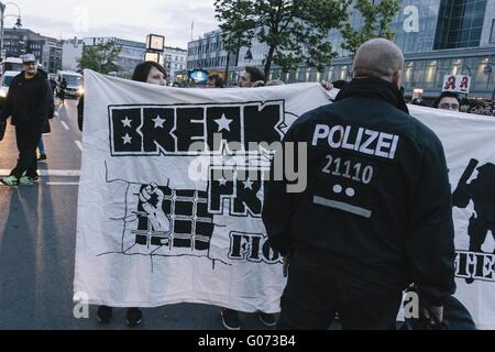 Berlin, Berlin, Deutschland. 29. April 2016. Demonstranten während der Rallye 130. Jahrestag der Haymarket Massacre in Neukölln und Kreuzberg, Berlin. Die Demonstration ist eine Gegenveranstaltung zur jährlichen MyFest und konkurrierenden Kundgebung am 1. Mai. Bildnachweis: Jan Scheunert/ZUMA Draht/Alamy Live-Nachrichten Stockfoto