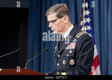 Washington, DC, USA. 29. April 2016. Armee-General Joseph L. Votel, Leiter des US Central Command, berichtet, dass das Verteidigungsministerium nahm disziplinarische Maßnahmen gegen 16 seiner Service-Mitglieder über einen tödlichen Luftangriff auf ein Krankenhaus in Kunduz, Afghanistan im Jahr 2015, sondern, dass die Katastrophe nicht zu "Kriegsverbrechen", wegen des Mangels an Absicht. Bildnachweis: B Christopher/Alamy Live-Nachrichten Stockfoto