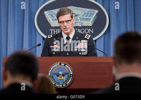 Washington, DC, USA. 29. April 2016. Armee-General Joseph L. Votel, Leiter des US Central Command, berichtet, dass das Verteidigungsministerium nahm disziplinarische Maßnahmen gegen 16 seiner Service-Mitglieder über einen tödlichen Luftangriff auf ein Krankenhaus in Kunduz, Afghanistan im Jahr 2015, sondern, dass die Katastrophe nicht zu "Kriegsverbrechen", wegen des Mangels an Absicht. Bildnachweis: B Christopher/Alamy Live-Nachrichten Stockfoto