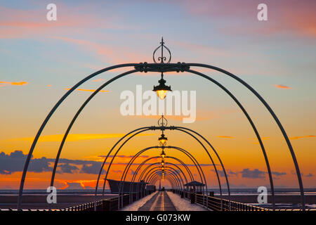 Southport, Merseyside, UK, 29. April 2016. UK Wetter. Sonnenuntergang über der Irischen See für die Erholungsorte Pier. Southport Pier ist ein Denkmalgeschütztes Gebäude in Southport, Merseyside, England. Bei 1.216 Yards ist der zweitlängste in Großbritannien nach Southend Pier. Stockfoto