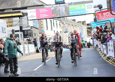 Settle, Yorkshire, Großbritannien. 29. April 2016. Radfahrer, die Teilnahme an der Tour de Yorkshire der Zieldurchfahrt in Settle, UK, 29. April 2016 Credit: Barbara Koch/Alamy Live News Stockfoto