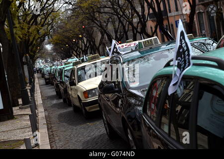 Lissabon, Lissabon. 29. April 2016. Portugiesische taxi Fahrer Line-up für Protest gegen Uber, in Lissabon am 29. April 2016. Portugiesischen Taxifahrer am Freitag Bühne Proteste vor dem Parlamentsgebäude gegen Uber, sagen Uber ist illegal und nicht in Übereinstimmung mit den Regeln die Taxifahrer ausgesetzt sind. Die Proteste sind auch in der zweitgrößten Stadt Porto und Faro City im Süden statt. © Zhang Liyun/Xinhua/Alamy Live-Nachrichten Stockfoto