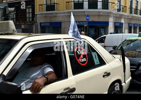 Lissabon, Lissabon. 29. April 2016. Ein Zeichen werden als Taxi-Fahrer-Protest gegen Uber, in Lissabon am 29. April 2016 gesehen. Portugiesischen Taxifahrer am Freitag Bühne Proteste vor dem Parlamentsgebäude gegen Uber, sagen Uber ist illegal und nicht in Übereinstimmung mit den Regeln die Taxifahrer ausgesetzt sind. Die Proteste sind auch in der zweitgrößten Stadt Porto und Faro City im Süden statt. © Zhang Liyun/Xinhua/Alamy Live-Nachrichten Stockfoto