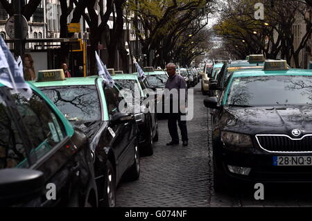 Lissabon, Lissabon. 29. April 2016. Portugiesische taxi Fahrer Line-up für Protest gegen Uber, in Lissabon am 29. April 2016. Portugiesischen Taxifahrer am Freitag Bühne Proteste vor dem Parlamentsgebäude gegen Uber, sagen Uber ist illegal und nicht in Übereinstimmung mit den Regeln die Taxifahrer ausgesetzt sind. Die Proteste sind auch in der zweitgrößten Stadt Porto und Faro City im Süden statt. © Zhang Liyun/Xinhua/Alamy Live-Nachrichten Stockfoto