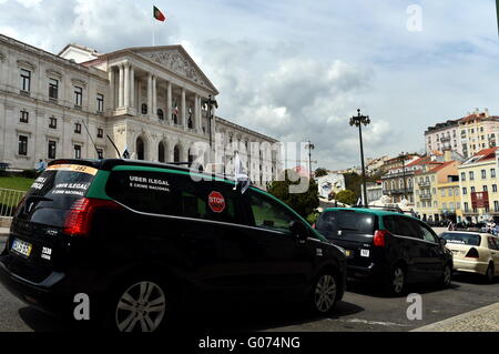 Lissabon, Lissabon. 29. April 2016. Portugiesische taxi Fahrer Line-up für Protest gegen Uber, in Lissabon am 29. April 2016. Portugiesischen Taxifahrer am Freitag Bühne Proteste vor dem Parlamentsgebäude gegen Uber, sagen Uber ist illegal und nicht in Übereinstimmung mit den Regeln die Taxifahrer ausgesetzt sind. Die Proteste sind auch in der zweitgrößten Stadt Porto und Faro City im Süden statt. © Zhang Liyun/Xinhua/Alamy Live-Nachrichten Stockfoto