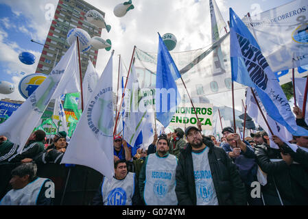 Buenos Aires, Argentinien - 29. April 2016: Gewerkschaften treffen sich in Buenos Aires, Argentinien gegen steigende Steuer- und Entlassungen zu protestieren. Bildnachweis: Anton Velikzhanin/Alamy Live-Nachrichten Stockfoto