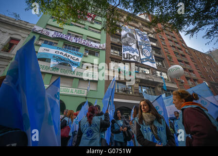 Buenos Aires, Argentinien - 29. April 2016: Gewerkschaften treffen sich in Buenos Aires, Argentinien gegen steigende Steuer- und Entlassungen zu protestieren. Bildnachweis: Anton Velikzhanin/Alamy Live-Nachrichten Stockfoto