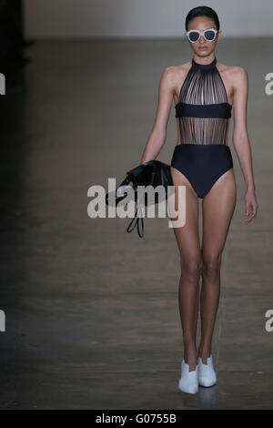 Sao Paulo, Brasilien. 29. April 2016. Ein Modell stellt eine Kreation von Wagner Kallieno während der Sao Paulo Fashion Week in Sao Paulo, Brasilien am 29. April 2016. Bildnachweis: Rahel Patras/Xinhua/Alamy Live-Nachrichten Stockfoto
