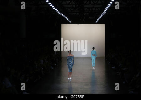 Sao Paulo, Brasilien. 29. April 2016. Modelle präsentieren Werke von Wagner Kallieno während der Sao Paulo Fashion Week in Sao Paulo, Brasilien am 29. April 2016. Bildnachweis: Rahel Patras/Xinhua/Alamy Live-Nachrichten Stockfoto