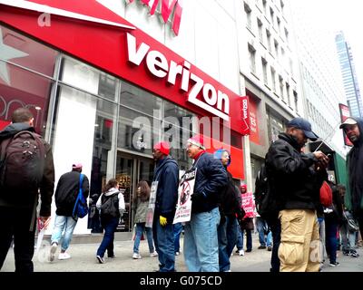 New York, N.Y USA - 29. April 2016-Verizon Arbeitnehmer über 50 Arbeiter auf Streikposten Kreditlinie: Mark Apollo/Alamy Live News Stockfoto