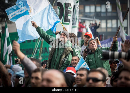 Buenos Aires, Argentinien. 29. April 2016. Arbeiter nehmen Teil an einer Protestkundgebung gegen die Regierung Kürzungen bei den öffentlichen Ausgaben und Arbeitsplätze vor der internationalen Arbeiter-Tag in der Stadt Buenos Aires, Hauptstadt von Argentinien, am 29. April 2016. © Martin Zabala/Xinhua/Alamy Live-Nachrichten Stockfoto