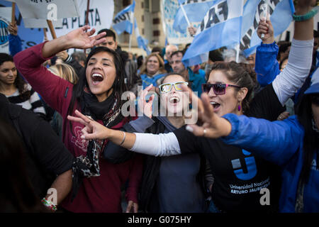 Buenos Aires, Argentinien. 29. April 2016. Arbeiter nehmen Teil an einer Protestkundgebung gegen die Regierung Kürzungen bei den öffentlichen Ausgaben und Arbeitsplätze vor der internationalen Arbeiter-Tag in der Stadt Buenos Aires, Hauptstadt von Argentinien, am 29. April 2016. © Martin Zabala/Xinhua/Alamy Live-Nachrichten Stockfoto