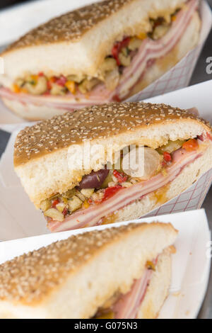 New Orleans, Louisiana, USA. 29. April 2016. Eine Probe des Muffaletta Sandwiches an der New Orleans Jazz & Heritage Festival am Messe Gelände Race Course in New Orleans, Louisiana Credit: Daniel DeSlover/ZUMA Draht/Alamy Live News Stockfoto