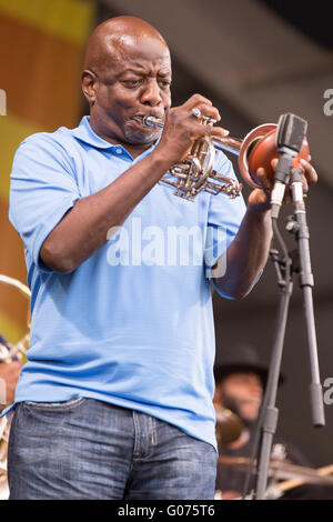 New Orleans, Louisiana, USA. 29. April 2016. Musiker GREGORY DAVIS von The Dirty Dozen Brass Band tritt während des New Orleans Jazz & Heritage Festival am Messe Gelände Race Course in New Orleans, Louisiana Credit: Daniel DeSlover/ZUMA Draht/Alamy Live News Stockfoto