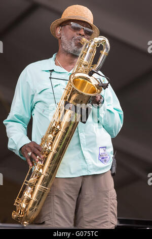 New Orleans, Louisiana, USA. 29. April 2016. Musiker ROGER LEWIS von The Dirty Dozen Brass Band tritt während des New Orleans Jazz & Heritage Festival am Messe Gelände Race Course in New Orleans, Louisiana Credit: Daniel DeSlover/ZUMA Draht/Alamy Live News Stockfoto