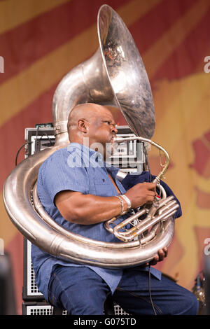 New Orleans, Louisiana, USA. 29. April 2016. Musiker KIRK JOSEPH von The Dirty Dozen Brass Band tritt während des New Orleans Jazz & Heritage Festival am Messe Gelände Race Course in New Orleans, Louisiana Credit: Daniel DeSlover/ZUMA Draht/Alamy Live News Stockfoto