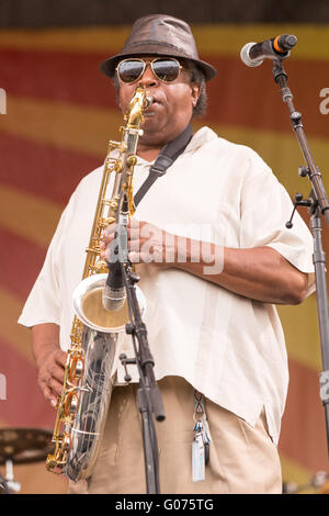 New Orleans, Louisiana, USA. 29. April 2016. Musiker KEVIN HARRIS von The Dirty Dozen Brass Band tritt während des New Orleans Jazz & Heritage Festival am Messe Gelände Race Course in New Orleans, Louisiana Credit: Daniel DeSlover/ZUMA Draht/Alamy Live News Stockfoto