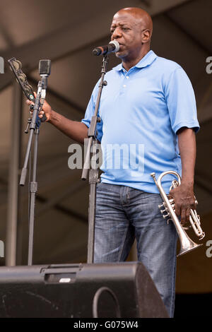 New Orleans, Louisiana, USA. 29. April 2016. Musiker GREGORY DAVIS von The Dirty Dozen Brass Band tritt während des New Orleans Jazz & Heritage Festival am Messe Gelände Race Course in New Orleans, Louisiana Credit: Daniel DeSlover/ZUMA Draht/Alamy Live News Stockfoto