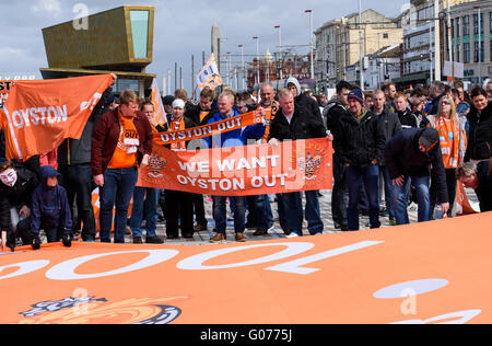 Blackpool, UK. 30. April 2016. Eine große Demonstration fand statt, die ausgehend von der Comedy-Teppich unter den ikonischen Blackpool Tower, fordert den sofortigen Rücktritt des Vorsitzenden des Blackpool Football Club, Karl Oyston. Die Oyston-Familie haben seit langer Zeit wurden in Contempy Fans des Vereins führt zu einer Reihe von Gerichtsverfahren, wo die Oyston-Familie eine Reihe von Fans wegen Verleumdung verklagt. Bildnachweis: Barrie Harwood/Alamy Live-Nachrichten Stockfoto