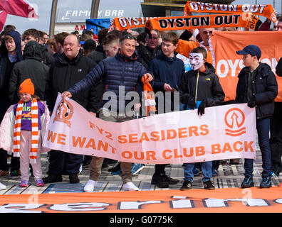 Blackpool, UK. 30. April 2016. Eine große Demonstration fand statt, die ausgehend von der Comedy-Teppich unter den ikonischen Blackpool Tower, fordert den sofortigen Rücktritt des Vorsitzenden des Blackpool Football Club, Karl Oyston. Die Oyston-Familie haben seit langer Zeit wurden in Contempy Fans des Vereins führt zu einer Reihe von Gerichtsverfahren, wo die Oyston-Familie eine Reihe von Fans wegen Verleumdung verklagt. Bildnachweis: Barrie Harwood/Alamy Live-Nachrichten Stockfoto