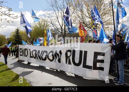 Glasgow, Schottland. 30. März 2016. Menschen versammeln sich unter einer "End-London-Regel" Banner für einen Marsch für Unabhängigkeit durch Stadtzentrum von Glasgow. Stockfoto